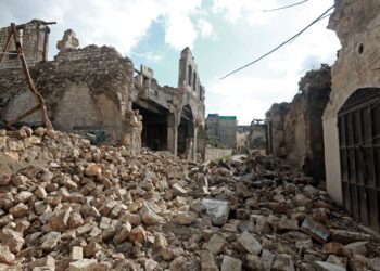 Gambar fail yang diambil pada 7 Februari lalu menunjukkan runtuhan di bandar lama Aleppo selepas gempa bumi yang membawa maut di Turkiye. -AFP