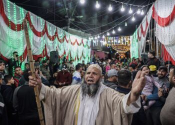 RAKYAT Palestin mengambil bahagian dalam acara perayaan bagi menyambut Ramadan, bulan paling suci umat Islam, dua hari sebelum ia bermula, di bandar Khan Yunis di selatan Semenanjung Gaza. -AFP