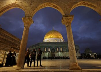 RAKYAT Palestin menunaikan solat di perkarangan Masjid al-Aqsa di Baitulmuqaddis. - AFP