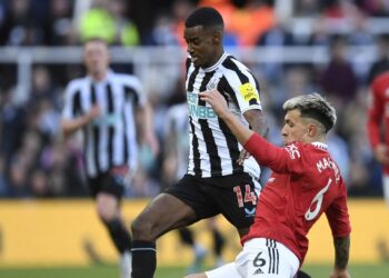 Penyerang Newcastle United, Alexander Isak cuba melepasi kawalan pemain pertahanan Manchester United, Lisandro Martinez dalam aksi Liga Perdana di St. James Park. - AFP