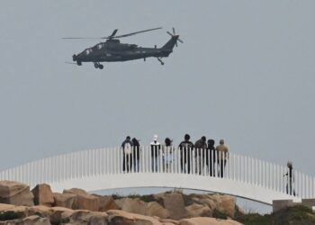 SEBUAH helikopter tentera terbang melintasi sekumpulan pelancong di Pulau Pingtan, Taiwan yang paling hampir dengan wilayah Fujian, China ketika Beijing melancarkan latihan ketenteraan besar-besaran seolah simulasi menyerang Taipei, baru-baru ini. – AFP