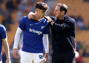 Skuad Chelsea, yang dibimbing pengurus sementara, Frank Lampard (kanan) alami kekalahan tipis 1-0 di tangan Wolverhampton Wanderers dalam aksi yang berlangsung di Stadium  Molineux sebentar tadi. (FOTO: AFP)