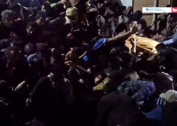 ORANG ramai bertindak balas semasa rempuhan pada acara pengagihan amal di ibu kota Yemen, Sanaa. -AFP