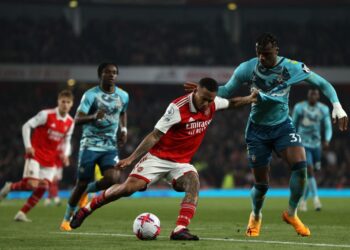 Penyerang Arsenal, Gabriel Jesus cuba untuk melepasi kawalan pertahanan Southampton dalam aksi Liga Perdana Inggeris di Stadium Emirates yang berkesudahan seri 3-3 sebentar tadi. (Foto: AFP)