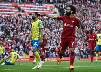 Penyerang Liverpool, Mohamed Salah menjaringkan gol ketiga pasukannya ketika menentang Nottingham Forest dalam aksi Liga Perdana Inggeris yang berlangsung di Anfield sebentar tadi. (Foto: AFP)