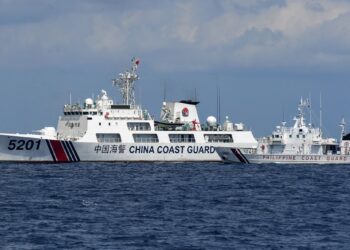 KEDUA-DUA kapal peronda tersebut hampir berlanggar dalam satu kejadian di Kepulauan Spratly pada Ahad lalu. - AFP