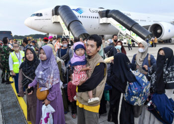 KUMPULAN pertama rakyat Indonesia yang dibawa keluar dari Sudan tiba di Lapangan Terbang Soekarno-Hatta, Jakarta pada 28 April lalu. - AFP