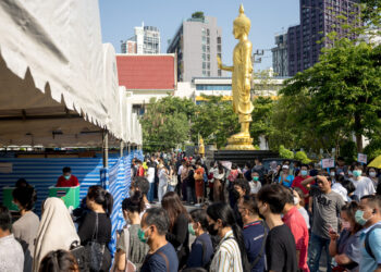 ORANG ramai beratur untuk mengundi awal di sebuah kuil di Bangkok, Thailand. - AFP