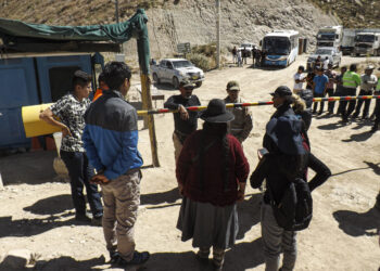 AHLI keluarga mangsa menunggu di luar pintu masuk Lombong Emas La Esperanza di selatan Peru. - AFP