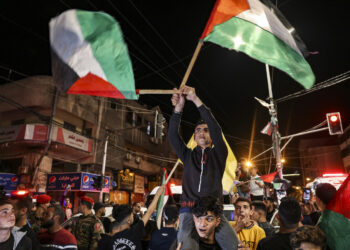 RAKYAT Palestin dan penyokong Jihad Islam meraikan persetujuan kumpulan itu dengan Israel melaksanakan gencatan senjata di Gaza. - AFP