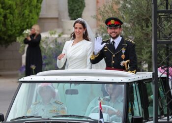 PASANGAN pengantin diraja, Putera Mahkota Jordan, Al Hussein bin Abdullah II dan isterinya, Rajwa Al Saif. - AFP