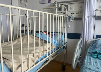 SEORANG daripada empat kanak-kanak Orang Asli Colombia menerima rawatan di hospital selepas hilang lebih sebulan di hutan Amazon. - AFP