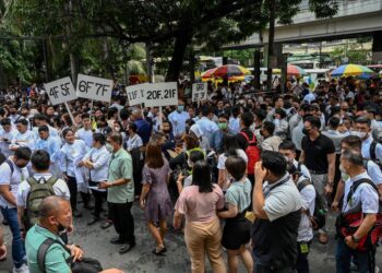 ORANG ramai berkumpul di kawasan jalan raya selepas keluar menyelamatkan diri dari sebuah bangunan ekoran gempa bumi di Manila pagi tadi.-AFP