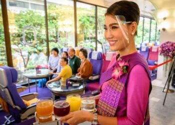 GAMBAR fail pada 10 September 2020 menunjukkan kru kabin Thai Airways menghidang minuman di restoran bertemakan pesawat di Bangkok. - AFP