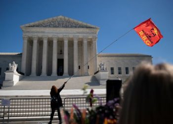 SEORANG wanita mengibarkan bendera RBG di depan Mahkamah Agung sebagai memperingati kematian Ruth Bader Ginsburg di Washington, Amerika Syarikat, baru-baru ini. – AFP