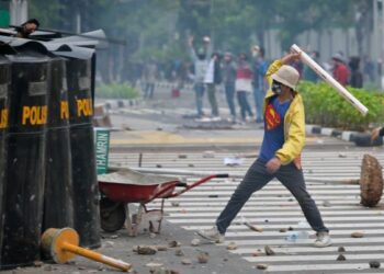 PENUNJUK perasaan melakukan provokasi ketika rusuhan di Jakarta. - AFP