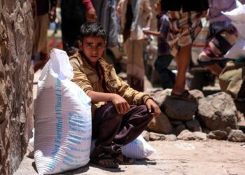 SEORANG kanak-kanak lelaki menerima bantuan kemanusiaan disumbangkan Program Makanan Sedunia (WFP) di Taez, Yaman. – AFP
