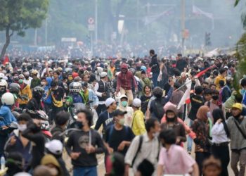 KUMPULAN mahasiswa berhimpun mengadakan bantahan terhadap Rang Undang-Undang Cipta Kerja di Jakarta, Indonesia. - AFP