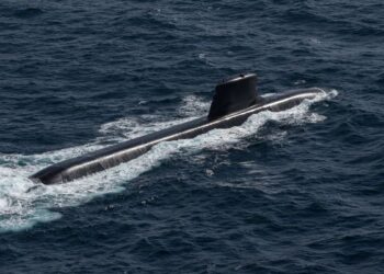 KAPAL selam nuklear Suffren, kelas Barracuda milik Perancis ketika ujian di Laut Atlantik. Perancis melahirkan rasa marah dengan tindakan Australia membatalkan projek kapal selamnya. – AFP