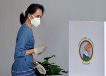 AUNG SAN SUU KYI membuang undi ketika Pilihan Raya Umum Myanmar di Naypyidaw. - AFP