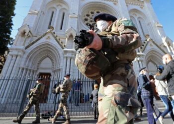 PASUKAN keselamatan berkawal di hadapan gereja yang menjadi lokasi serangan berdarah di Nice, Perancis. - AFP