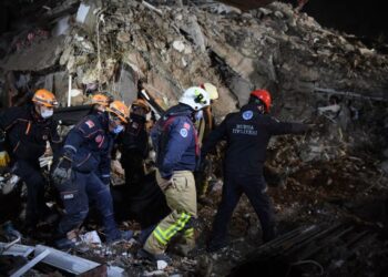 PASUKAN penyelamat membawa keluar mayat mangsa kejadian gempa bumi yang berlaku di Izmir, Turki. - AFP