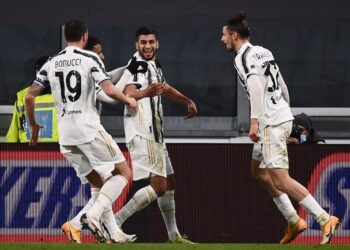 Hamza Rafia (tengah) disahkan positif Covid-19 dan keseluruhan skuad utama Juventus perlu menjalani kuarantin.