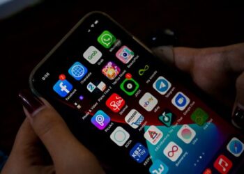 KEYBOARD warrior sanggup memfitnah, memaki hamun, mengaibkan atau menggunakan pelbagai cara asalkan musuh politik jatuh. – AFP