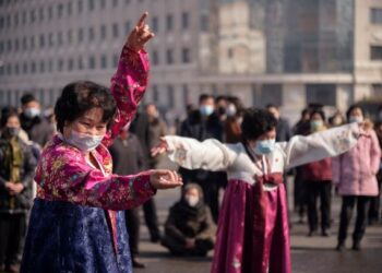 DUA warga emas berpakaian tradisional menari sebagai menyambut Hari Wanita Sedunia di Pyongyang, 8 Mac lalu. – GAMBAR HIASAN-AFP