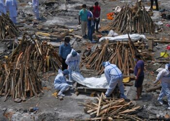 DIKATAKAN lebih 85 peratus kematian global akibat pandemik Covid-19 datang daripada negara-negara miskin. – AFP