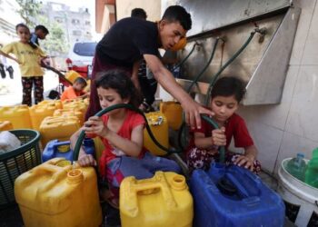 KANAK-KANAK Palestin mengisi air yang didapati dari paip khas di Gaza City. Bekalan air di Gaza didakwa disekat oleh rejim Zionis. – AFP
