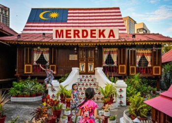 TANPA menguasai bahasa Melayu dengan baik, seseorang tidak dapat merasakan kecintaan kepada ibu pertiwi, kesediaan untuk hidup dalam suasana penuh toleransi dan memupuk persefahaman. – AFP