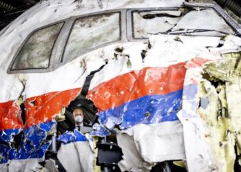 KETUA Hakim, Hendrik Steenhuis memeriksa bangkai pesawat MH17 yang dibentuk semula 
di pangkalan tentera Gilze-Rijen, Belanda. – AFP