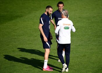 JURULATIH Perancis, Didier Deschamps (kanan) bercakap dengan dua penyerangnya, Karim Benzema (kiri) dan Antoine Griezmann dalam sesi latihan menjelang aksi terakhir Kumpulan F Euro 2020 di Stadium Puskas, Budapest.- AFP