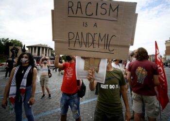 SEBAGAI seorang Islam, kita diajar dan dipupuk supaya bersikap adil dan menghormati sesama manusia tanpa mengira rupa paras dan darjat. – AFP