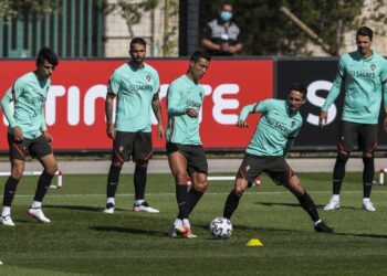 BEBERAPA pemain Portugal (dari kiri) Joao Felix, Sergio Oliveira, Cristiano Ronaldo, Joao Moutinho dan Jose Fonte sewaktu menjalani latihan menjelang pertemuan dengan Perancis dalam saingan akhir Kumpulan F Euro 2020 di Stadium Puskas, Budapest.- AFP