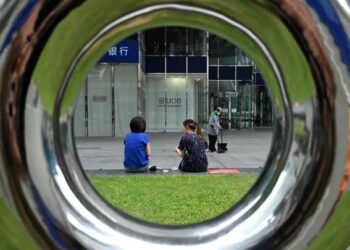 DUA wanita duduk berehat di pusat bandar di Singapura. Kerajaan melahirkan rasa bimbang dengan peningkatan jenayah seksual dalam negara. - AFP