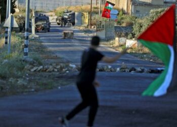 PENUNJUK Perasaan mengibarkan bendera Palestin ketika demonstrasi bantahan di penempatan haram Yahudi di Beit El, Tebing Barat. - AFP
