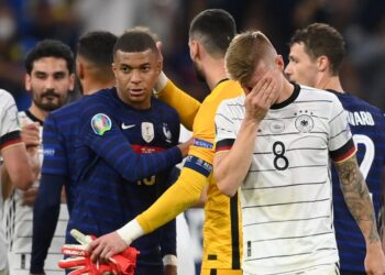 PEMAIN tengah Jerman, Toni Kroos terpaksa menerima hakikat pasukannya tewas dalam perlawanan pertama saingan peringkat Kumpula F ketika menentang Jerman di Stadium Football Arena, Munich.  - AFP