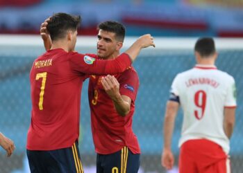 PENYERANG Sepanyol, Alvaro Morata (kiri) memeluk rakan sejawatannya, Gerard Moreno selepas tamat perlawanan menentang Poland dalam saingan Kumpulan E di Stadium La Cartuja, Seville, 19 Jun lalu.- AFP