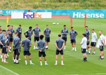 PENGENDALI Jerman, Joachim Low (empat dari kanan) memperkatakan sesuatu kepada anak-anak buahnya semasa sesi latihan menjelang aksi menentang Hungary dalam saingan akhir Kumpulan F Euro 2020 di Arena Allianz, Munich.- AFP