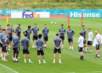 PENGENDALI Jerman, Joachim Low (empat dari kanan) memperkatakan sesuatu kepada anak-anak buahnya semasa sesi latihan menjelang aksi menentang Hungary dalam saingan akhir Kumpulan F Euro 2020 di Arena Allianz, Munich.- AFP