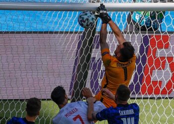 PENJAGA gol Slovakia, Martin Dubravka tertampan bola ke gawang sendiri ketika berdepan Sepanyol dalam aksi Kumpulan E Euro 2020 di Stadium La Cartuja, Seville.- AFP