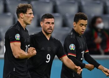 PEMAIN tengah Jerman, Leon Goretzka (kiri) meraikan gol bersama rakan sepasukan ketika mereka berdepan Hungary dalam aksi terakhir Kumpulan F Euro 2020 di Arena Allianz, Munich, hari ini.- AFP