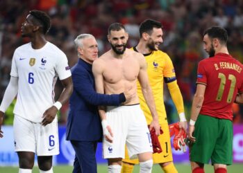 DARI kiri, Paul Pogba, Didier Deschamps, Karim Benzema, Hugo Lloris dan Bruno Fernandes selepas tamat aksi melibatkan Perancis dengan Portugal dalam saingan akhir Kumpulan F Euro 2020 di Stadium Puskas, Budapest, hari ini.- AFP