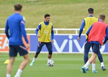 PENYERANG England, Jadon Sancho (tengah) sewaktu menjalani latihan bersama skuad Three Lions bagi mengharungi aksi di Euro 2020.- AFP