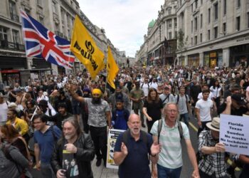 ANGKA kes harian baharu Covid-19 kira-kira 40,000  di Britain pada Julai lalu dijangka terus meningkat akibat tentangan sebahagian besar rakyatnya terhadap vaksin. – AFP