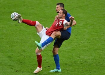 PERTAHANAN Itali, Francesco Acerbi (kanan) cuba menghalang gerakan penyerang Austria, Marko Arnautovic sewaktu kedua-dua pasukan bertemu di peringkat 16 terakhir Euro 2020 di Stadium Wembley, London, awal pagi tadi.- AFP