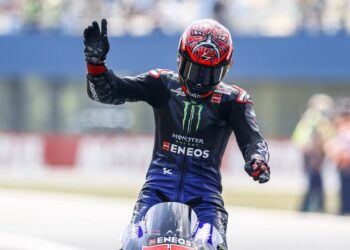 PELUMBA Yamaha, Fabio Quartararo meraikan kejayaannya apabila memenangi perlumbaan MotoGP pada GP Belanda di Litar Assen, hari ini.- AFP