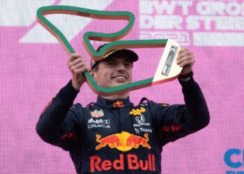 PEMANDU Red Bull, Max Verstappen memegang trofi ketika meraikan kejayaannya memenangi GP Styria di Red Bull Ring, Spielberg, Austria, semalam.- AFP